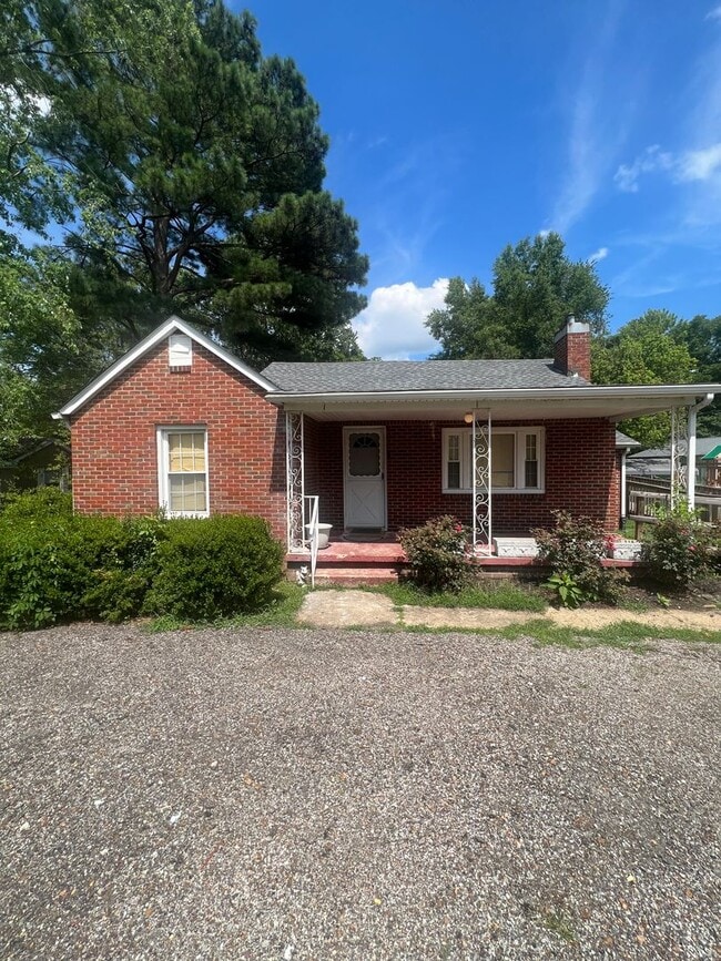 Building Photo - Quaint Brick Home in Martin!