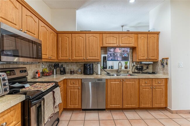 Building Photo - 6931 SW 154th Ct