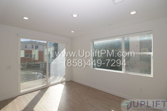 Building Photo - 4 Bed 3.5 Bath Townhome in Chula Vista w/ Washer/Dryer and 2-Car Garage