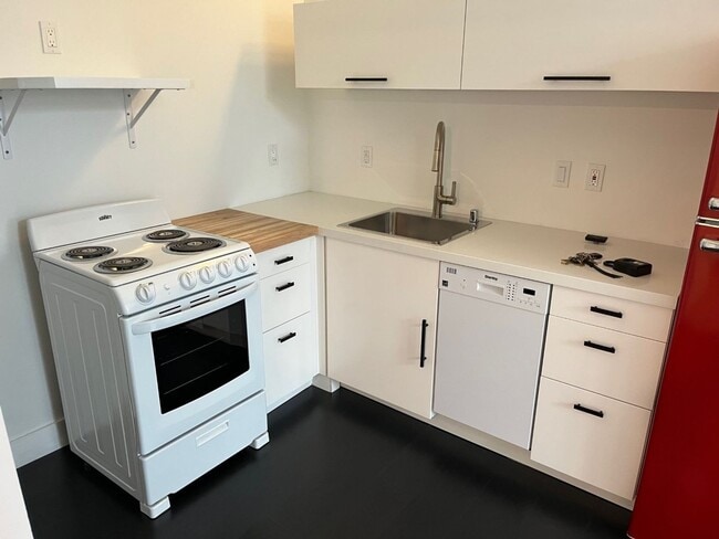 Building Photo - $500 OFF FIRST MONTH"S RENT!! SPACIOUS STUDIO IN OAKLAND!