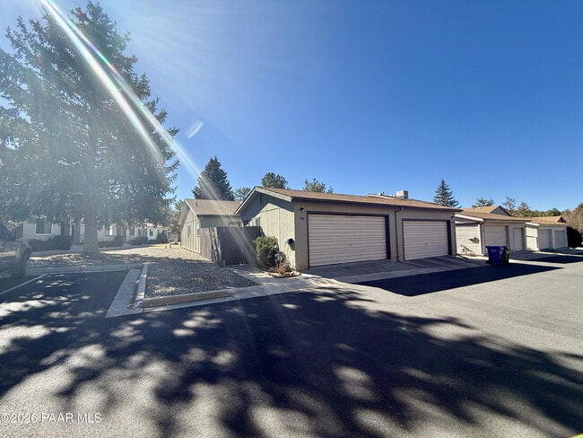 Building Photo - 350 Rim Rock Cir