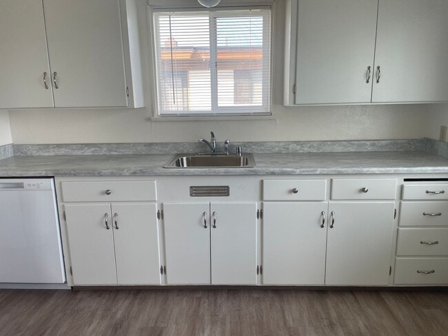 Building Photo - Lake View Apartment for Rent!!!