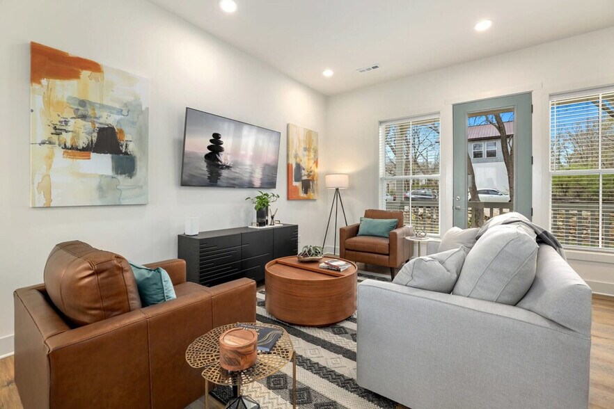 Building Photo - 372 S Hill Ave