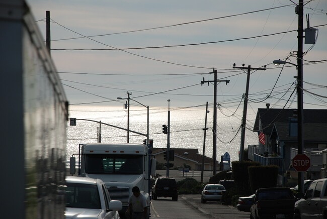 Building Photo - Close to beach