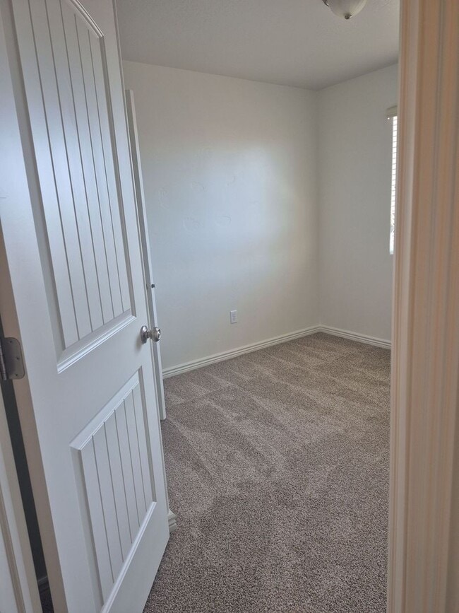 Building Photo - Remodeled 3 Bed / 2.5 Bath Townhome in Great Location