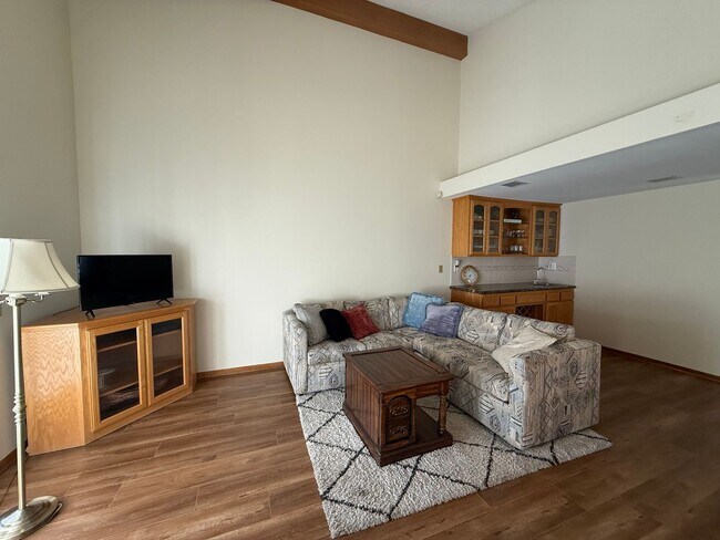 Building Photo - First time rental in a terrific East Simi Valley neighborhood.