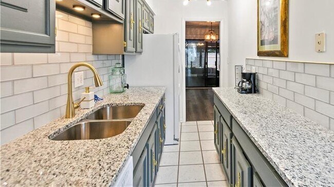 Building Photo - 2685 Meadowlawn Dr