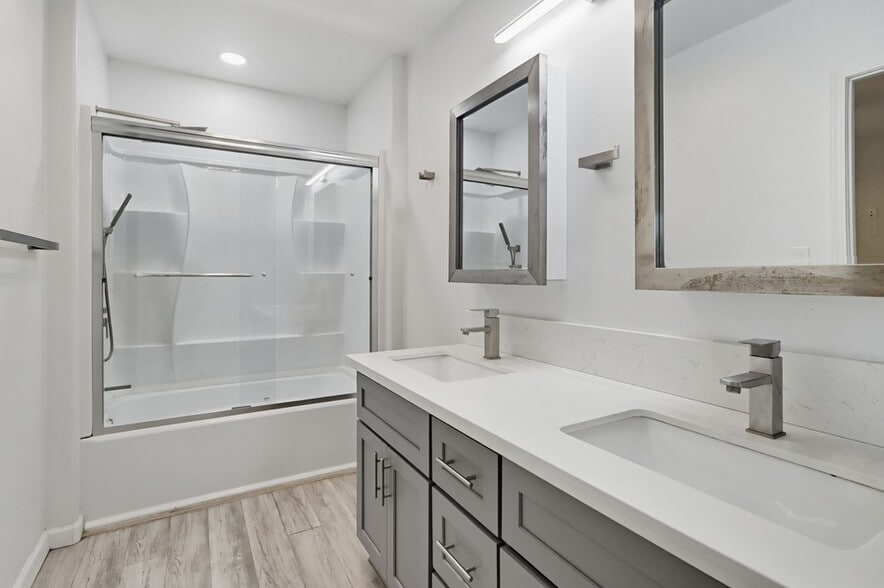 Building Photo - 9234 -9236 Winter Gardens Blvd