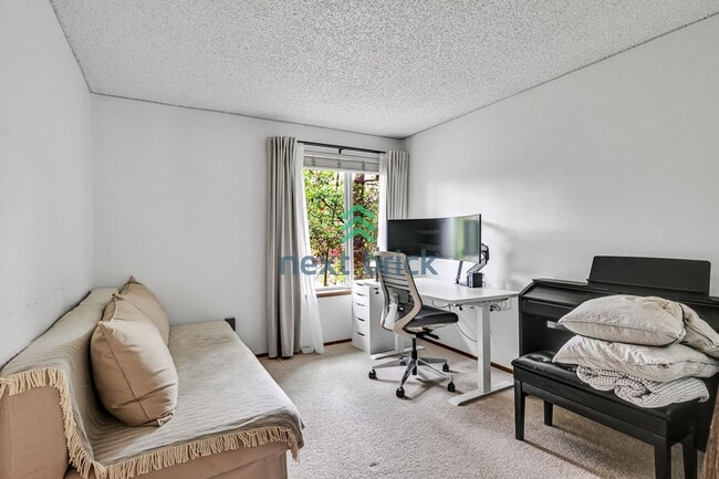 Building Photo - 3 BED & 1.5 BATH FOR RENT