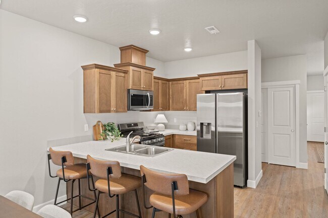 Building Photo - Mountain Views! 3 Bed/2.5 Bath Duplex with Fully Fenced Backyard - Golden Market Lane