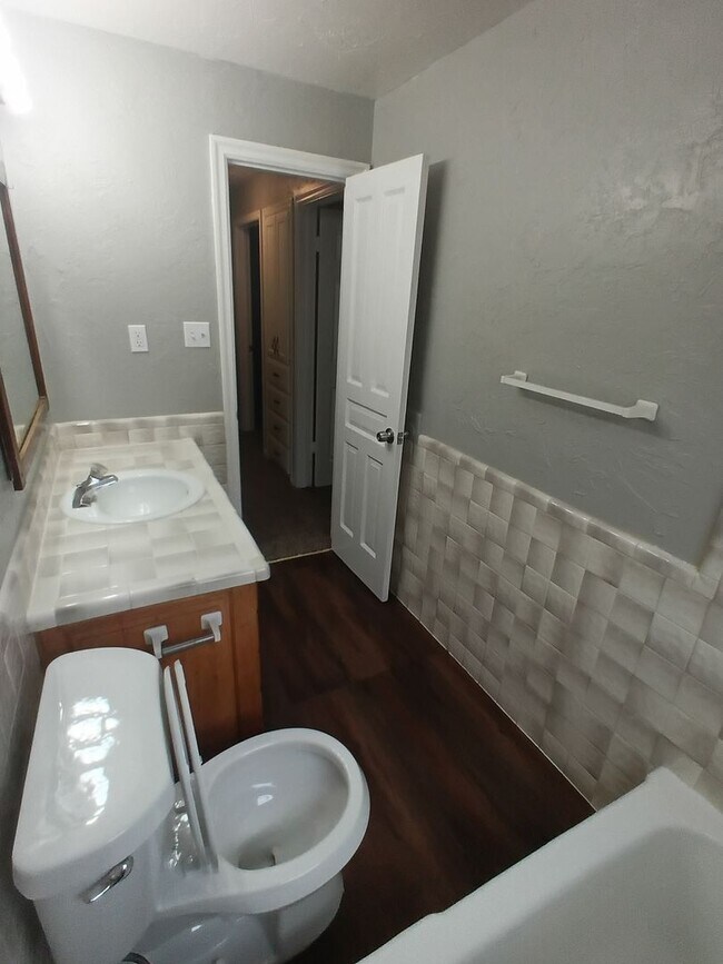 Building Photo - 3221 Greenbrier Terrace