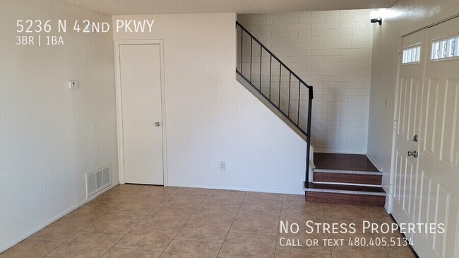 Building Photo - 3 Bed Town Home off 43rd Ave & Camelback Rd!