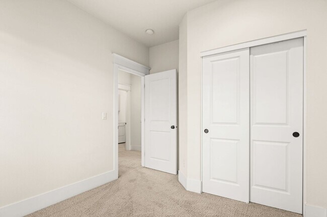 Building Photo - Must See! Luxury Townhome in West Sylvan Hills - Clubhouse/Pool/Garage!