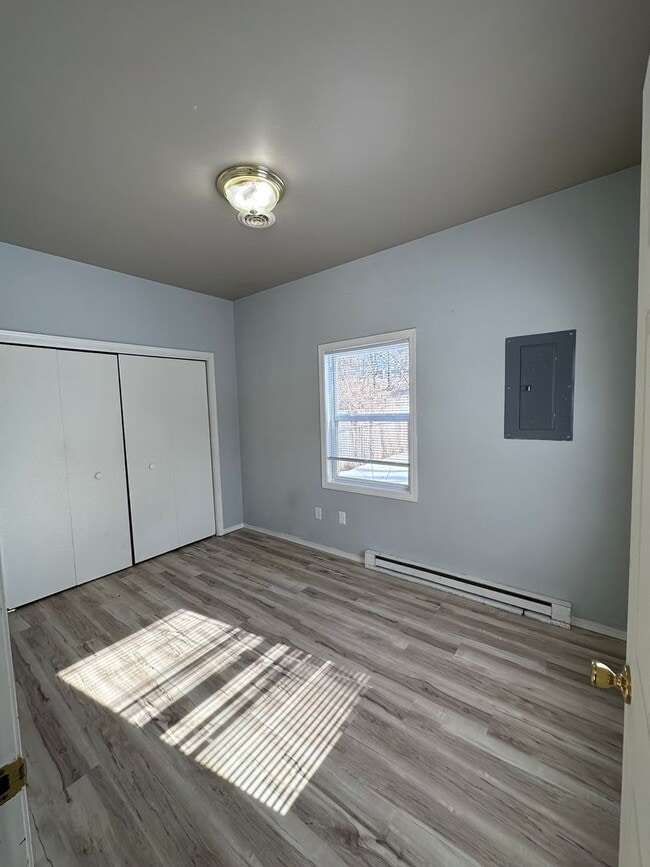 Building Photo - UPDATED 3 BR/1 BATH CENTRALLY LOCATED IN G...