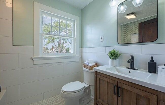Building Photo - *MOVE IN SPECIAL* Beautifully remodeled 3-...