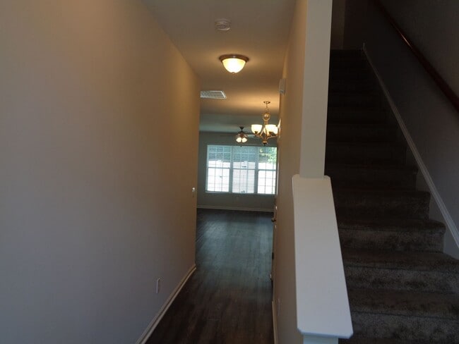 Building Photo - 3 Bedroom Townhouse with 1-Car Garage