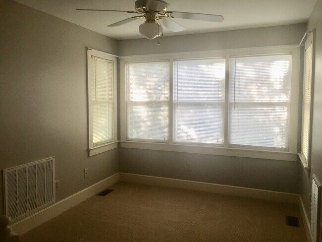 Building Photo - Charming and spacious 3 bedroom cottage in downtown Conway!