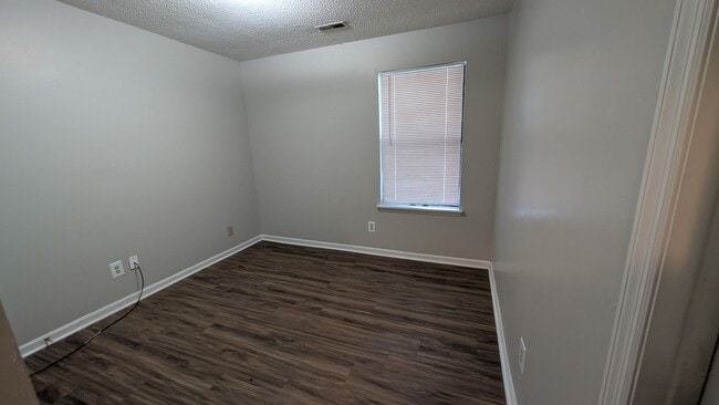 Building Photo - Spacious 2BD/2BA Duplex