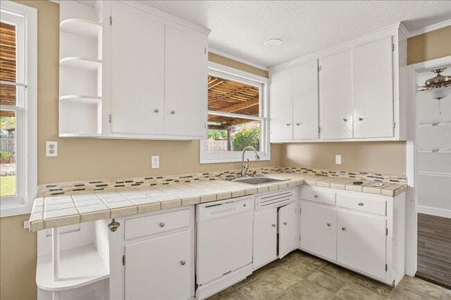 Building Photo - 2804 Avalon Dr