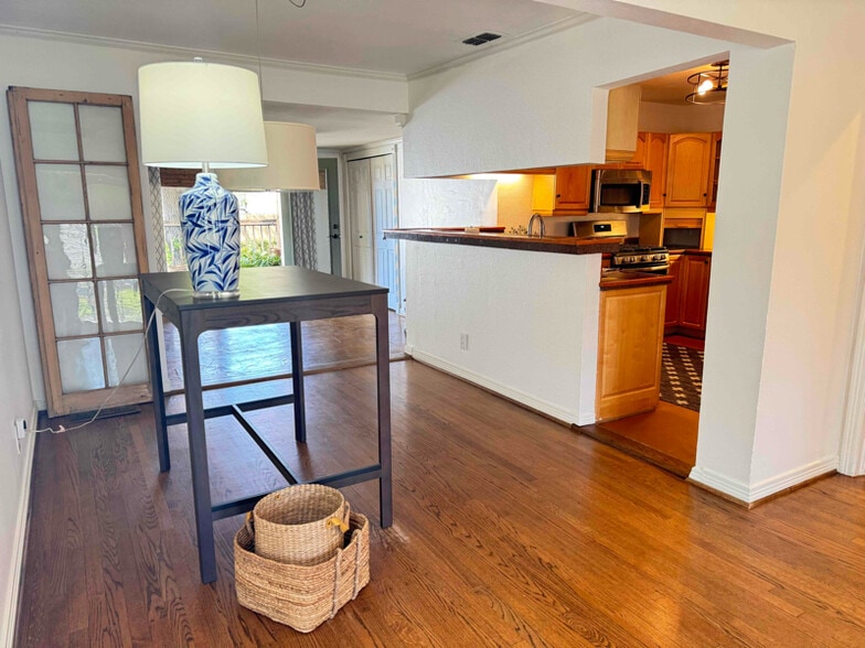 Building Photo - 6249 Ravendale Ln