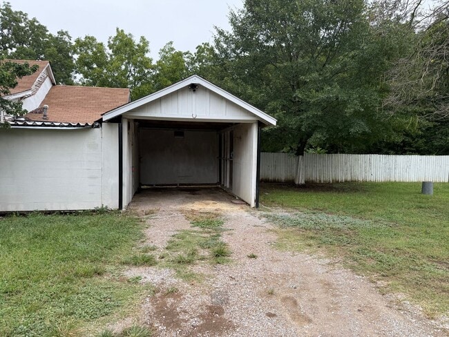 Building Photo - Affordable Rental near downtown Ardmore!