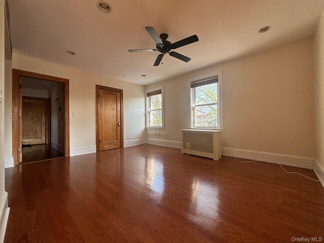 Building Photo - 837 White Plains Rd