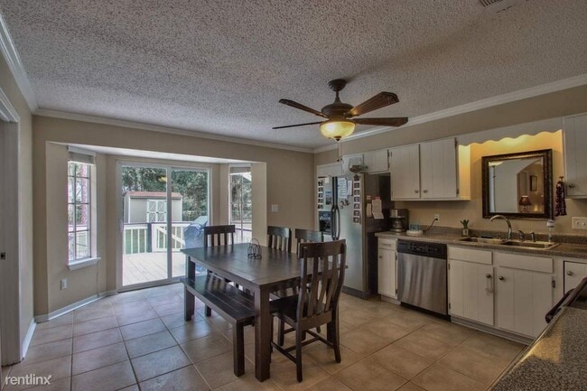 Building Photo - Beautiful 3/2 single family home