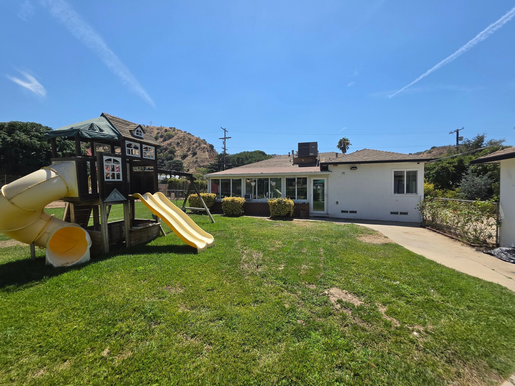Building Photo - 9805 La Tuna Canyon Rd