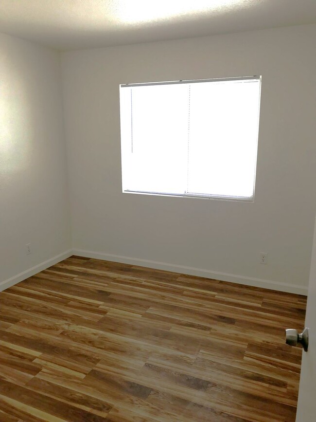 Building Photo - 3-bedroom, 2.5-bathroom, 2-Story 89156