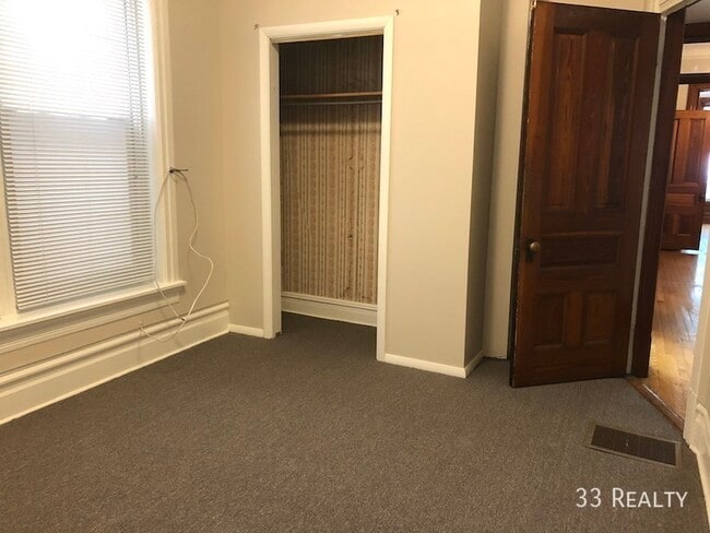 Building Photo - 2626 N Wilton Ave