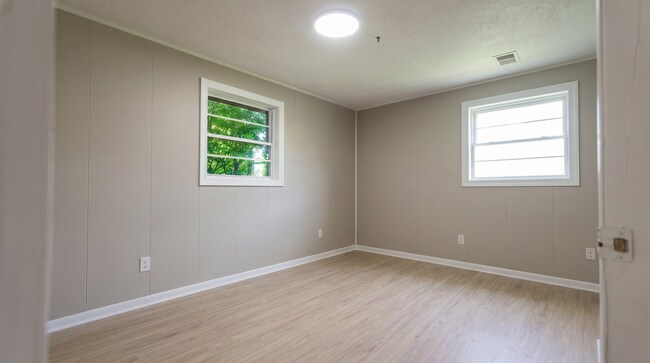 Building Photo - 3 bedroom 2 bathroom single family home | section 8 welcomed