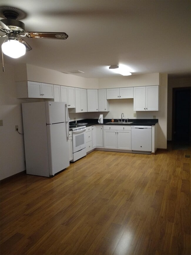 Building Photo - 557 Eagle Dr