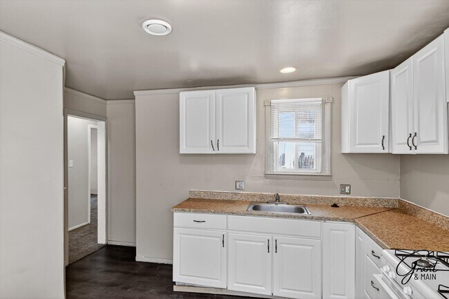 Building Photo - 3 Bedroom Bungalow - $1300