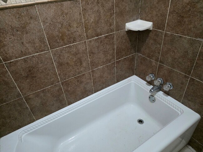 Building Photo - 2121 Redwood St