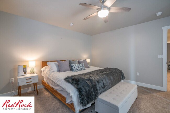 Building Photo - Beautiful townhome in desirable neighborho...