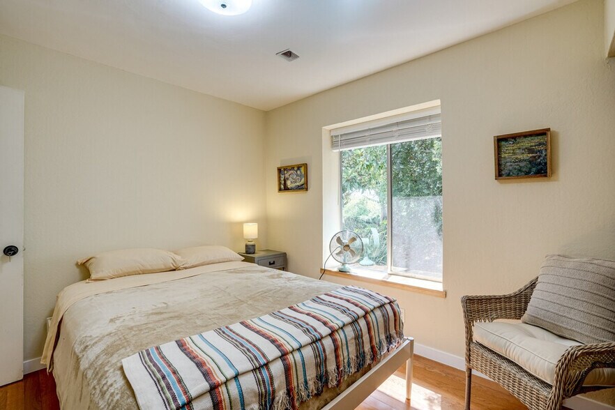 Building Photo - 714 Crestview Dr