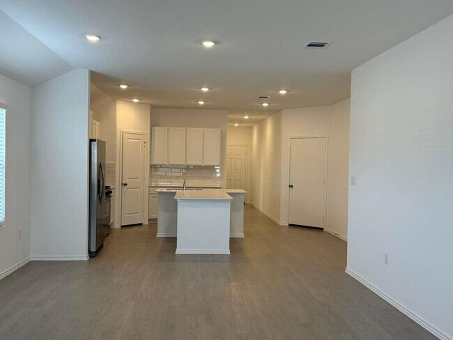 Building Photo - 223 Camargue Dr