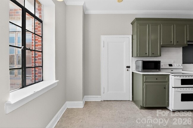 Building Photo - 301 W 10th St