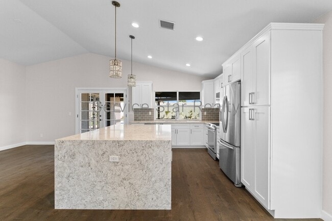 Building Photo - 1703 N La Rosa Dr