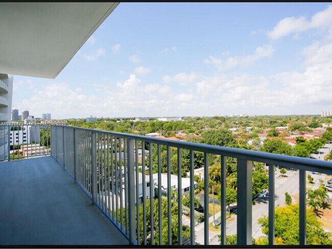 Building Photo - 2560 SW 27th Ave