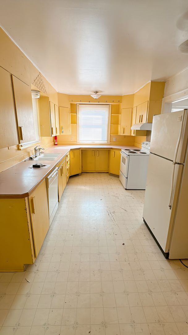 Building Photo - 4 bdrm/1 bath house with garage + large ya...