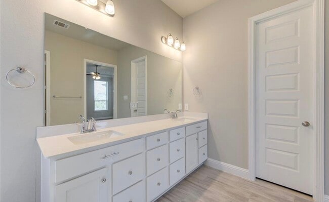 Building Photo - 10239 Bayou Oaks Dr