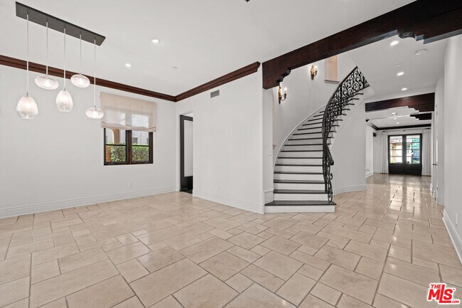 Building Photo - 305 N Palm Dr