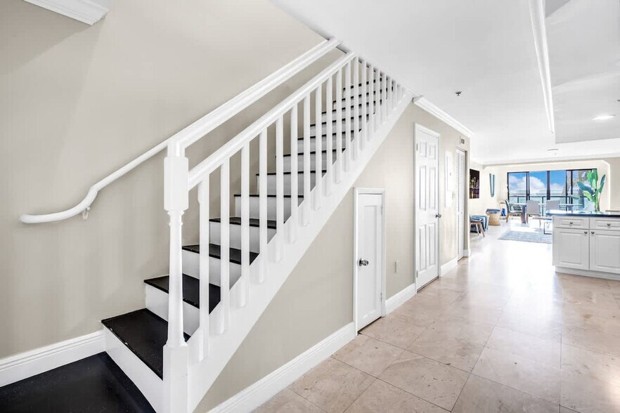 Building Photo - 6345 Collins Ave