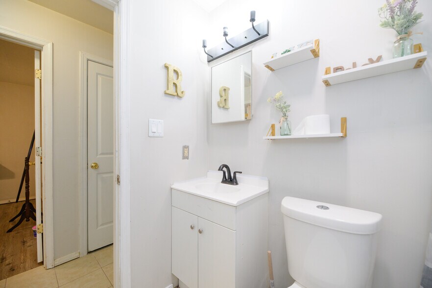 Building Photo - 834 C Ave