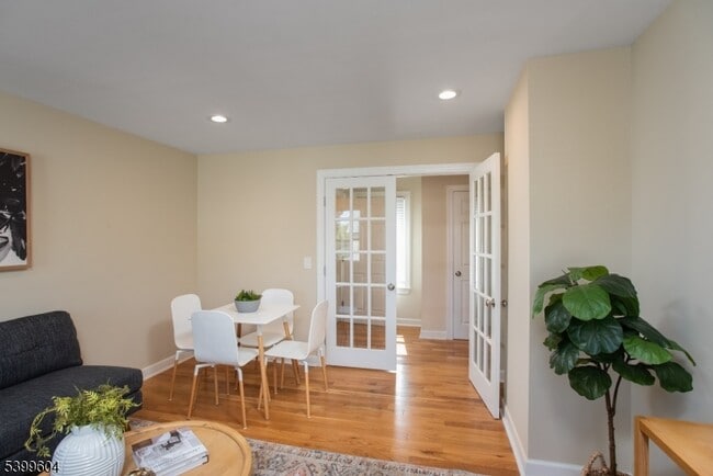 Building Photo - 122 N Fullerton Ave