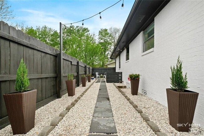 Building Photo - 110 SE 13th St