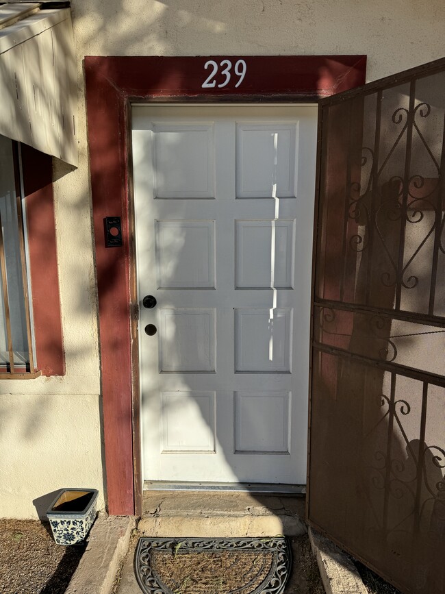 Building Photo - 239 S Cherry Ave