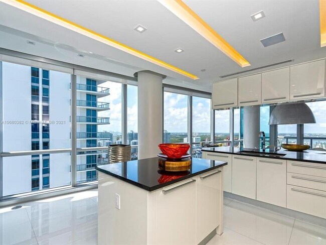 Building Photo - 17121 Collins Ave