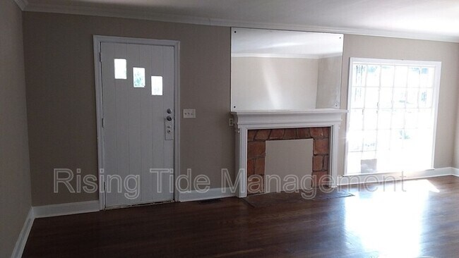 Building Photo - 229 Pinewood Ave